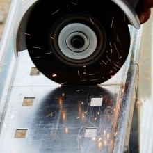 Amoladora angular para discos de 115 y 125 mm. Perfecta para cortar piezas pequeñas.