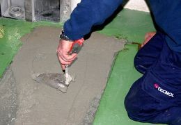 Cómo reparar el pavimento industrial durante una parada
