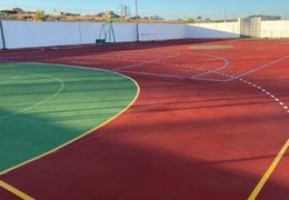 Cómo renovar la superficie de hormigón de una pista deportiva al aire libre