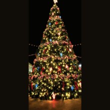 TQ Árbol Navidad XL - Gran árbol navideño de 6m, manto de luces led doradas y multicolor, con lazos y guirnaldas