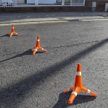 TQ Cono Tetrápodo - Cono de señalización vial multiposición, apilable resistente, flexible, estable y reflectante