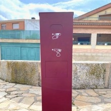 Papelera Canina - Papelera metálica roja con cierre antiolor, dispensador de bolsas para perros