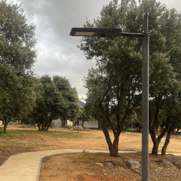 TQ Brazo Lyra 500 Poste - Brazo de acero pintado con estética moderna y gran durabilidad