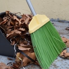 TQ Escoba Vial Plana - Cepillo industrial de barrendero plano con palo, color verde y amarillo, ideal para limpieza profesional