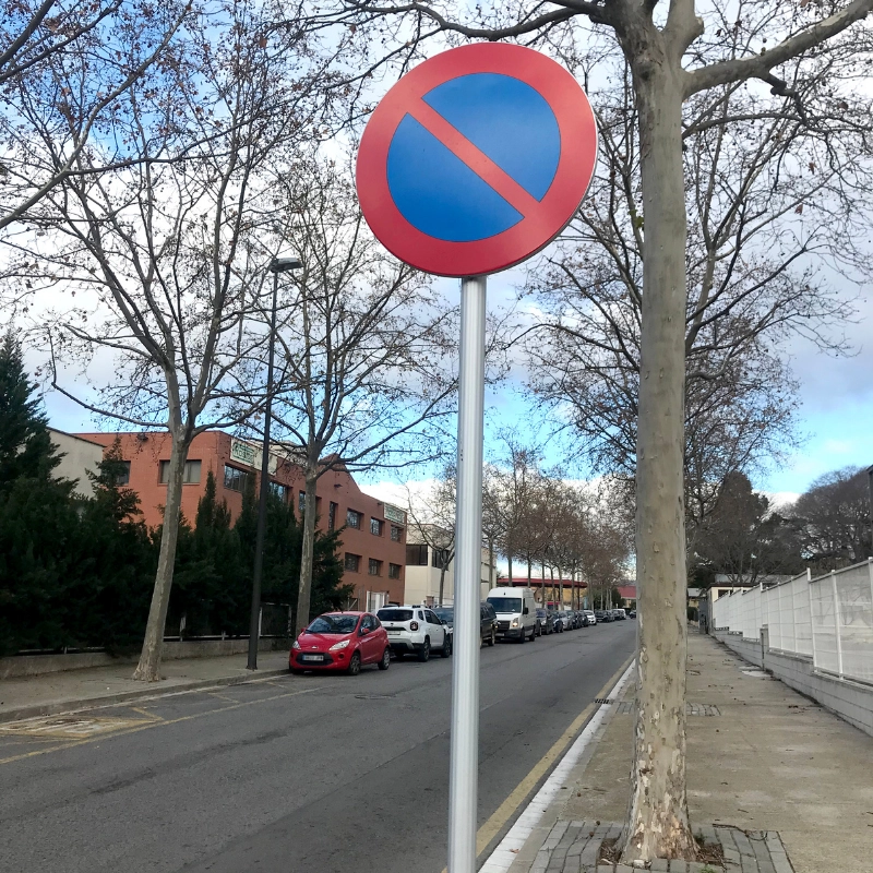 poste de aluminio redondo con señal