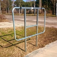 TQ Sujeta Contenedores 800/1000L de capacidad - Soporte universal de acero con brazo abatible, anclaje suelo